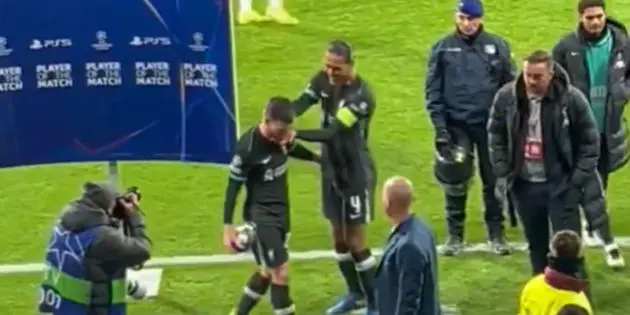 Van Dijk congratulates Andy Robertson on winning UCL POTM