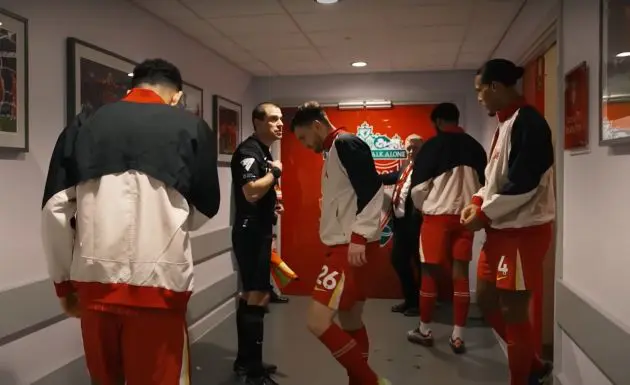 Virgil van Dijk speaks to his Liverpool teammates before the Man City game