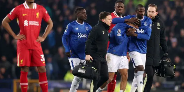 Iliman Ndiaye leaves the pitch injured for Everton