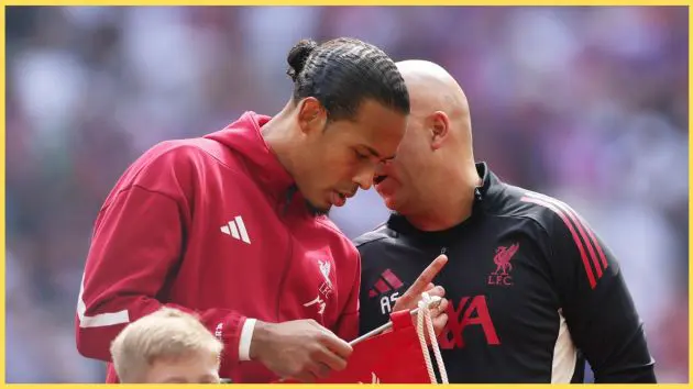Arne Slot speaks with Virgil van Dijk before the Community Shield in August